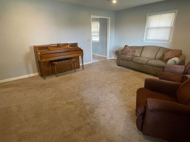 523 Alexander Dr, Haysville, KS 67060