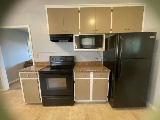 523 Alexander Dr, Haysville, KS 67060