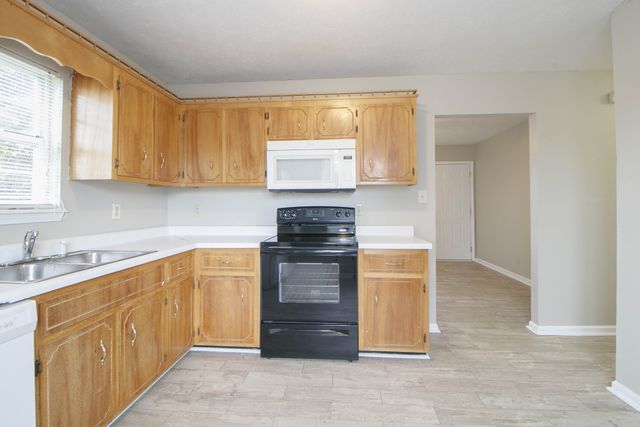 915 Stateline Rd, Oak Grove, KY 42262