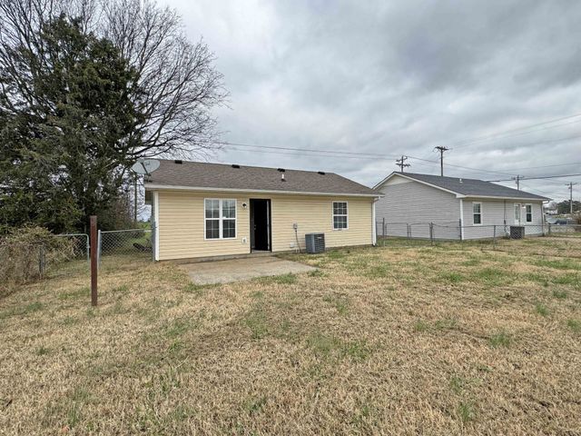 915 Stateline Rd, Oak Grove, KY 42262