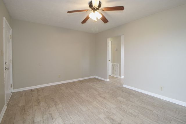 915 Stateline Rd, Oak Grove, KY 42262