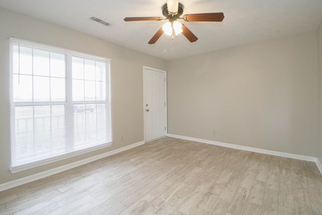 915 Stateline Rd, Oak Grove, KY 42262