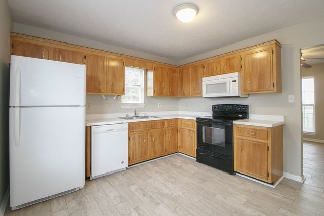 915 Stateline Rd, Oak Grove, KY 42262