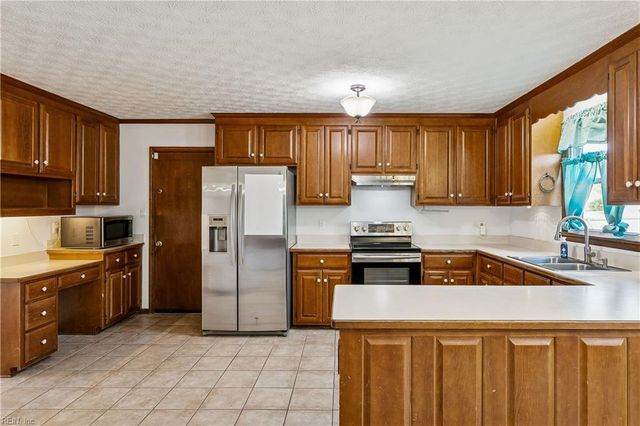 13 Fields DR, Hampton, VA 23664