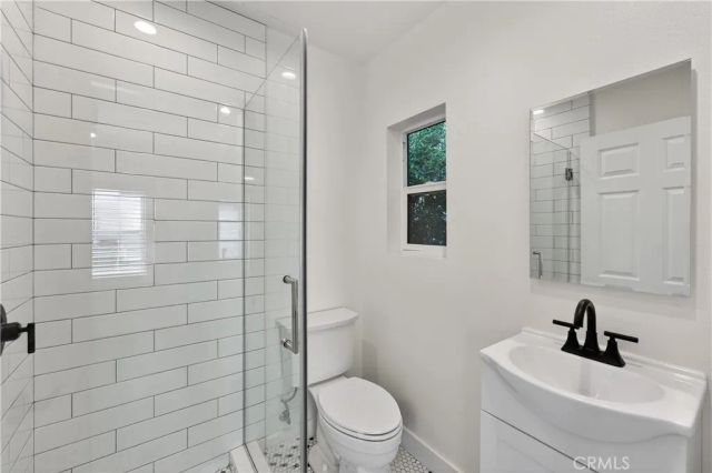 3538 London, Los Angeles, CA 90026