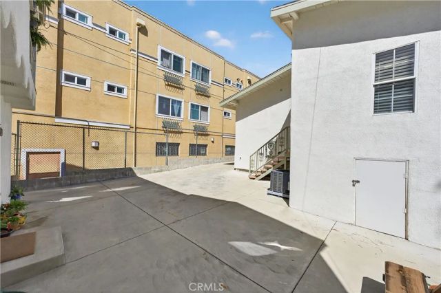 3538 London, Los Angeles, CA 90026