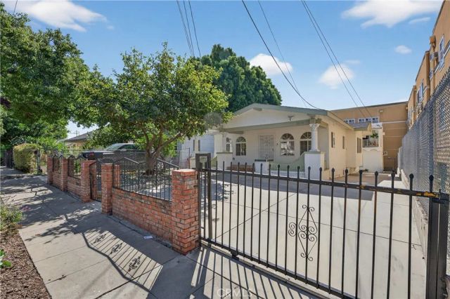 3538 London, Los Angeles, CA 90026