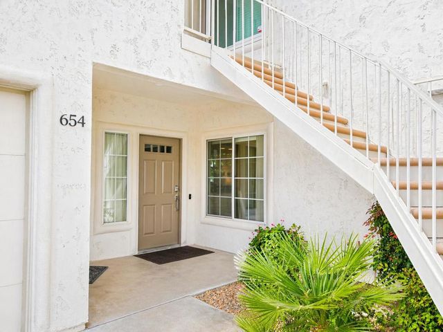 654 Vista Lago Circle N, Palm Desert, CA 92211