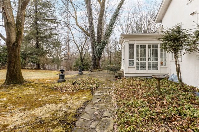 804 Persimmon Rd, Sewickley Heights, PA 15143