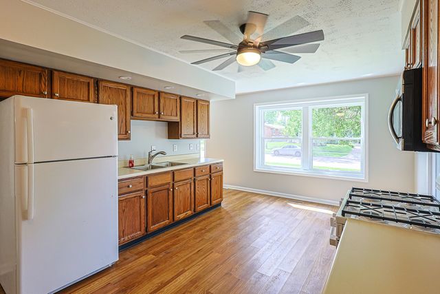 414 Tulsa Avenue, Carpentersville, IL 60110