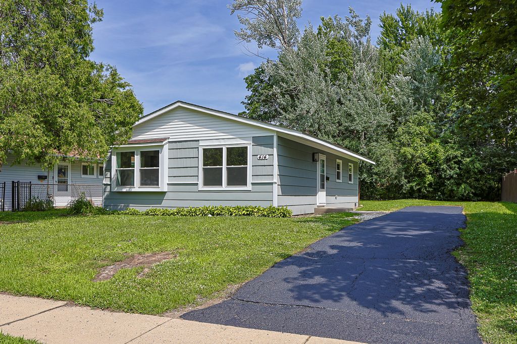 414 Tulsa Avenue, Carpentersville, IL 60110