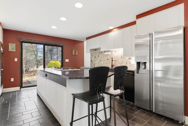 40 Lincoln Cir E, Andover, MA 01810