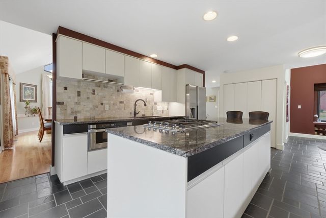 40 Lincoln Cir E, Andover, MA 01810