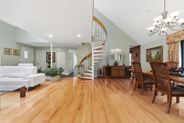 40 Lincoln Cir E, Andover, MA 01810