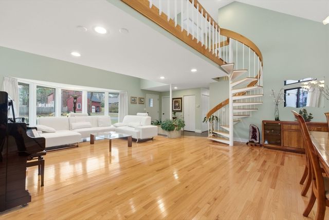 40 Lincoln Cir E, Andover, MA 01810