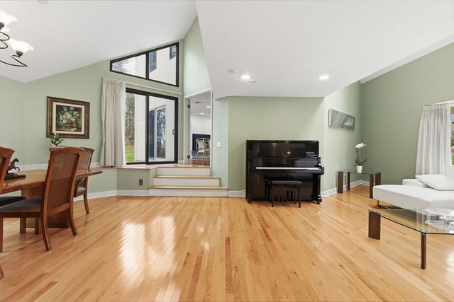 40 Lincoln Cir E, Andover, MA 01810