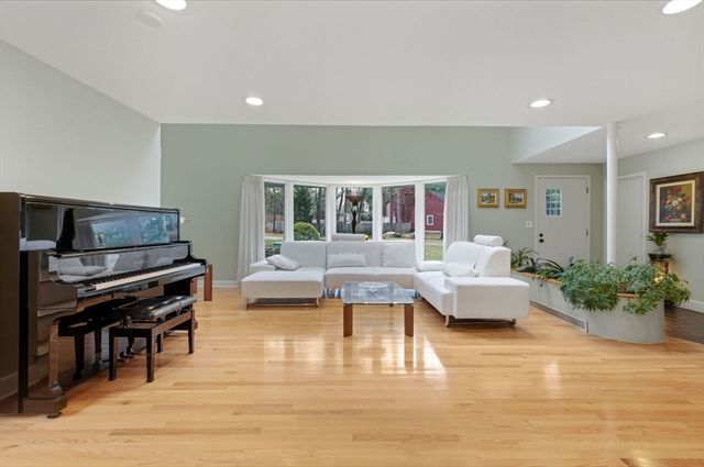 40 Lincoln Cir E, Andover, MA 01810