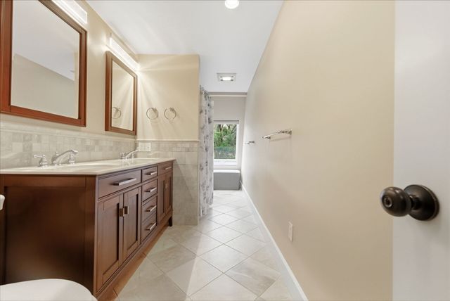 40 Lincoln Cir E, Andover, MA 01810