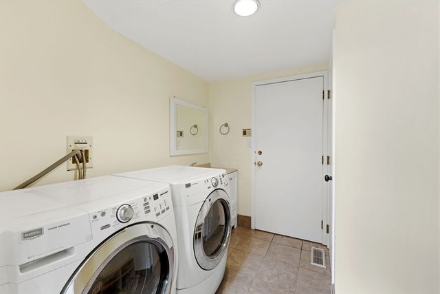 40 Lincoln Cir E, Andover, MA 01810