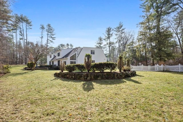 40 Lincoln Cir E, Andover, MA 01810