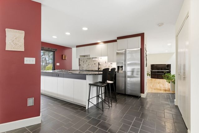 40 Lincoln Cir E, Andover, MA 01810