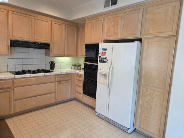 30330 Meridien Cir, Union City, CA 94587