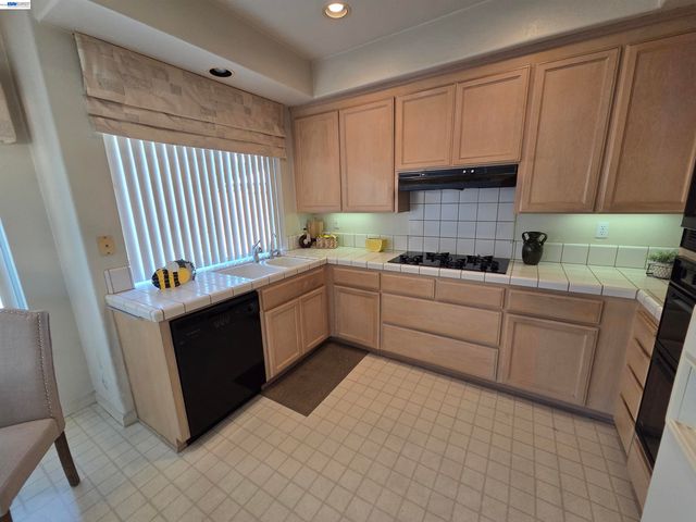 30330 Meridien Cir, Union City, CA 94587