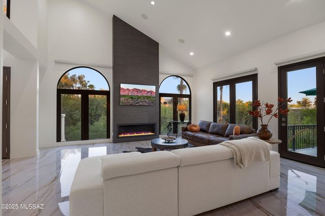 4996 E Calle Brillante, Tucson, AZ 85718