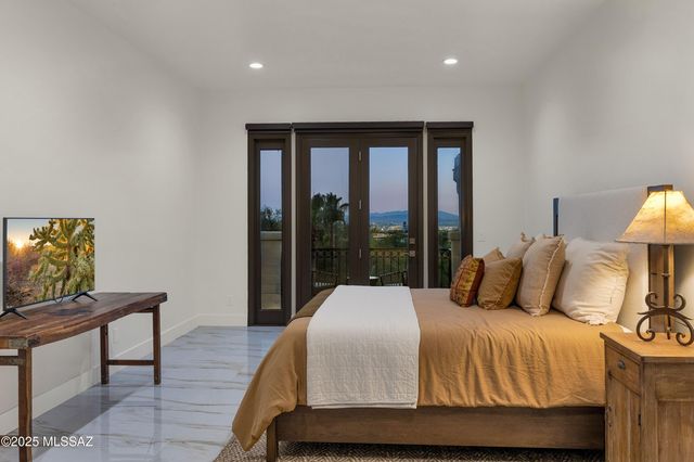 4996 E Calle Brillante, Tucson, AZ 85718