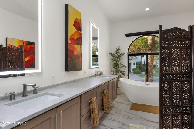 4996 E Calle Brillante, Tucson, AZ 85718