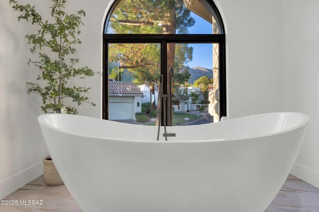 4996 E Calle Brillante, Tucson, AZ 85718