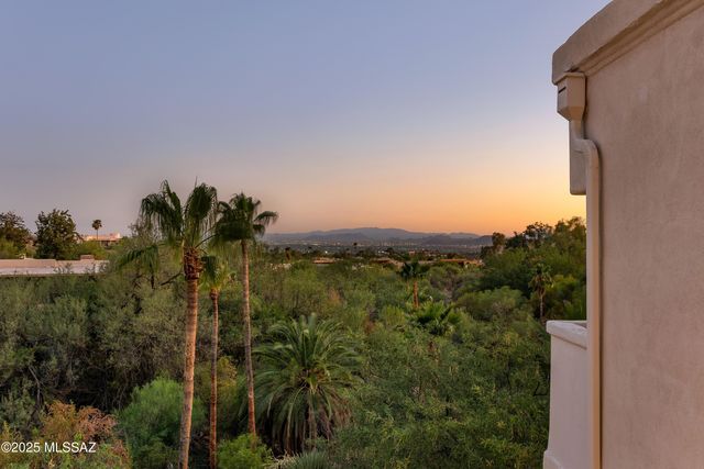 4996 E Calle Brillante, Tucson, AZ 85718