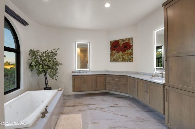 4996 E Calle Brillante, Tucson, AZ 85718