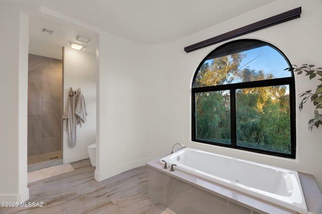 4996 E Calle Brillante, Tucson, AZ 85718