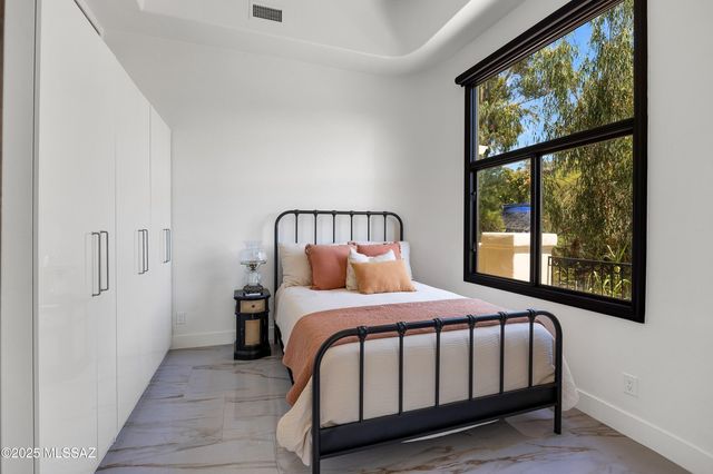 4996 E Calle Brillante, Tucson, AZ 85718