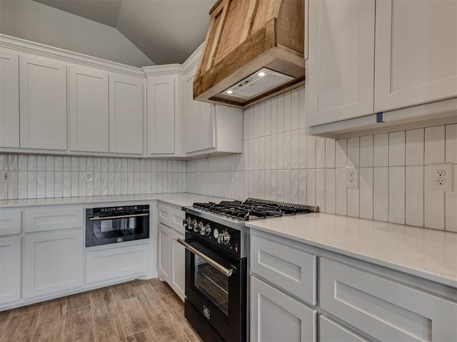 12429 Dolche Vita Drive, Yukon, OK 73099