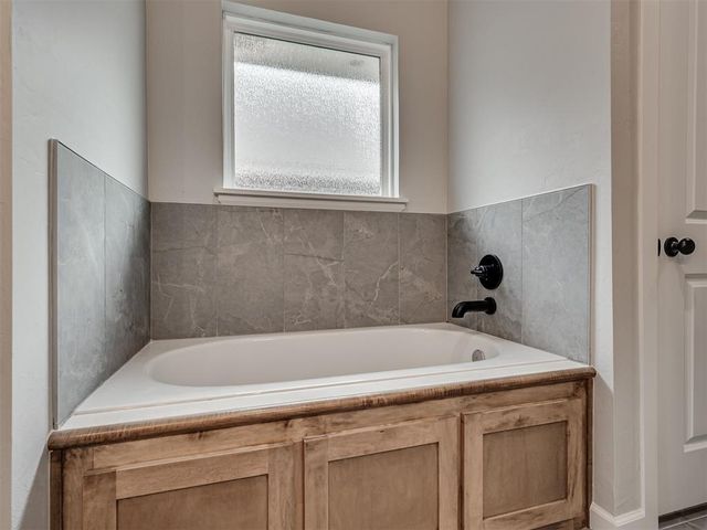 12429 Dolche Vita Drive, Yukon, OK 73099