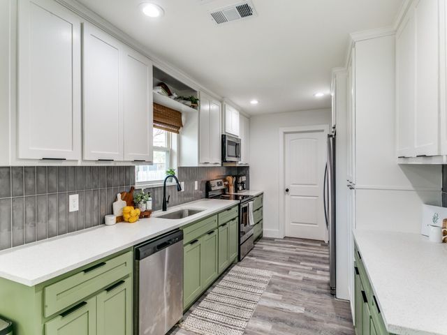 708 Oakwood Drive, Euless, TX 76040