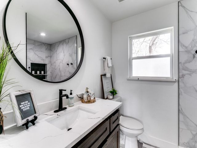 708 Oakwood Drive, Euless, TX 76040