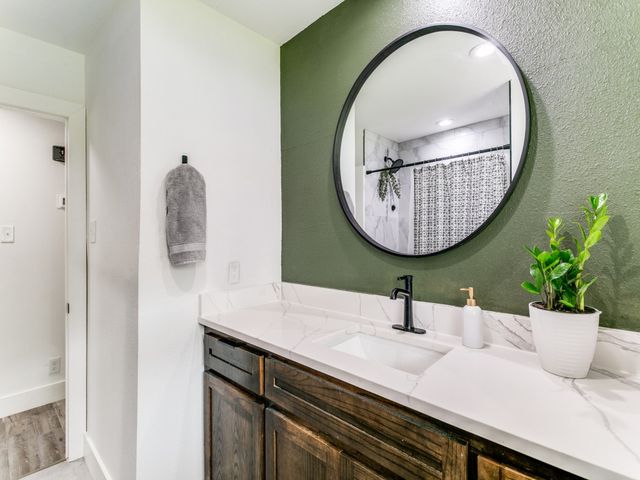 708 Oakwood Drive, Euless, TX 76040