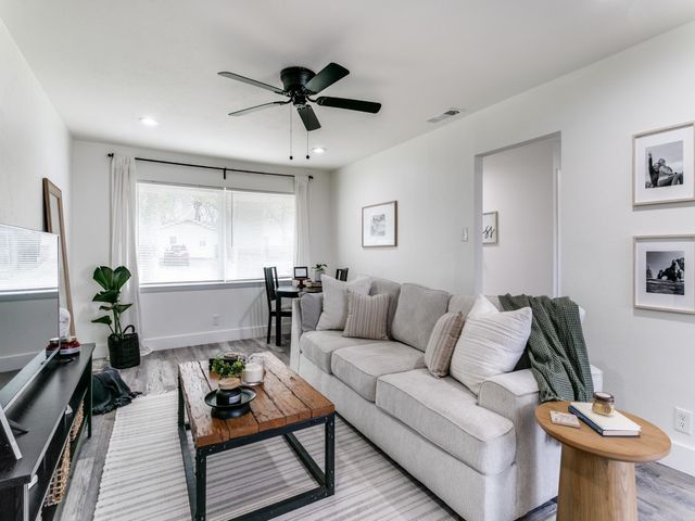 708 Oakwood Drive, Euless, TX 76040
