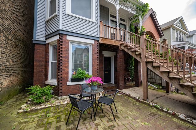 1821 W Barry Avenue 1, Chicago, IL 60657
