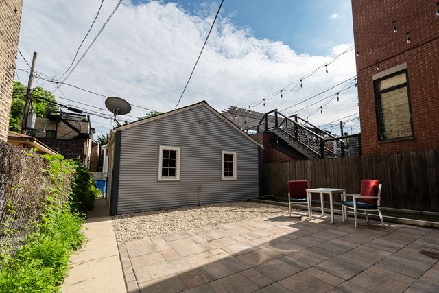 1821 W Barry Avenue 1, Chicago, IL 60657