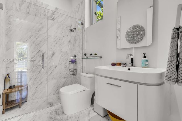 230 W Mcintyre St, Key Biscayne, FL 33149