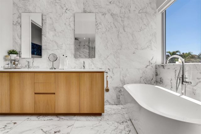 230 W Mcintyre St, Key Biscayne, FL 33149