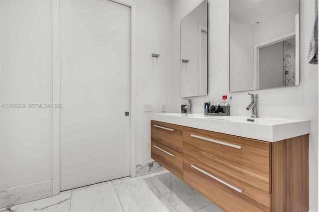 230 W Mcintyre St, Key Biscayne, FL 33149