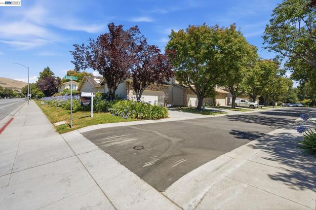 1896 Brixton Ct, San Jose, CA 95132