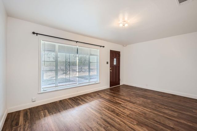 7348 S Us Highway 183 Highway, Lockhart, TX 78644