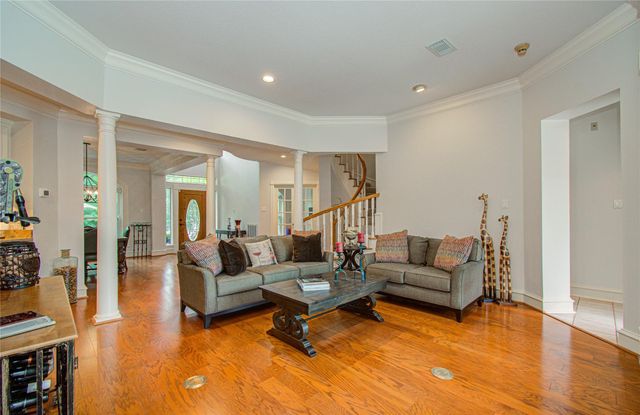 2 English Glade Court 2, The Woodlands, TX 77381