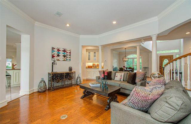 2 English Glade Court 2, The Woodlands, TX 77381